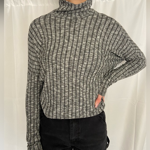Grey ribbed high-low turtleneck sweater - Picture 1 of 3